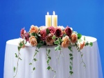 Arreglo floral con velas sobre una mesa