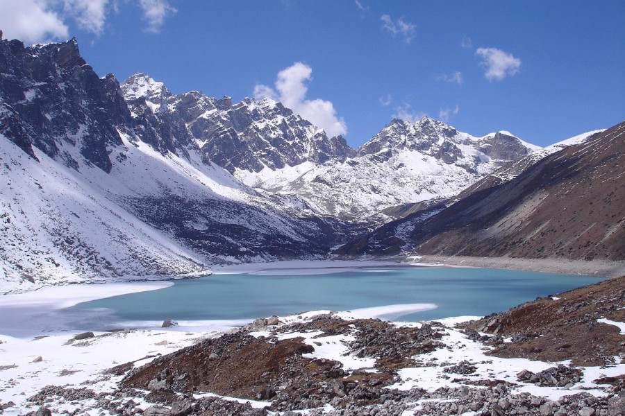 Lago congelado entre montañas