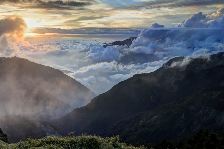 Mar de nubes junto a las montañas