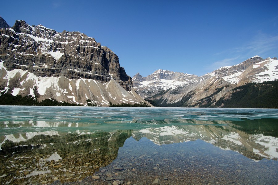 Montañas reflejadas en un lago cristalino