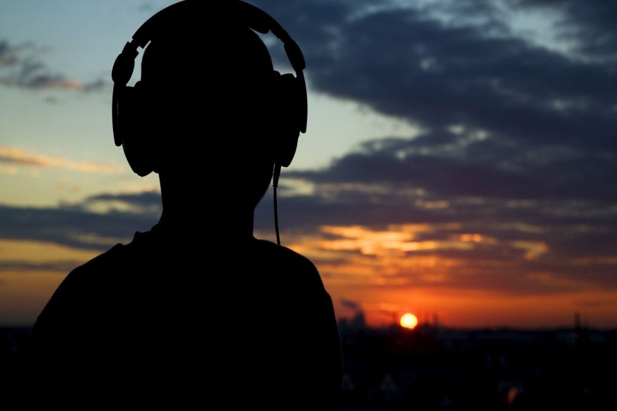 Escuchando música en la puesta del sol