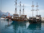 Barco vikingo en el puerto