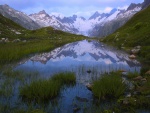Montañas reflejadas en un pequeño lago