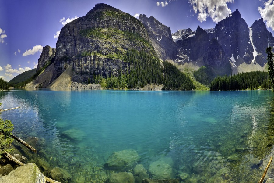 Lago de color azul junto a las montañas