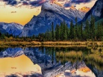 Gran montaña reflejada en un lago