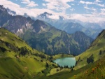 Un hermoso lago entre montañas verdes