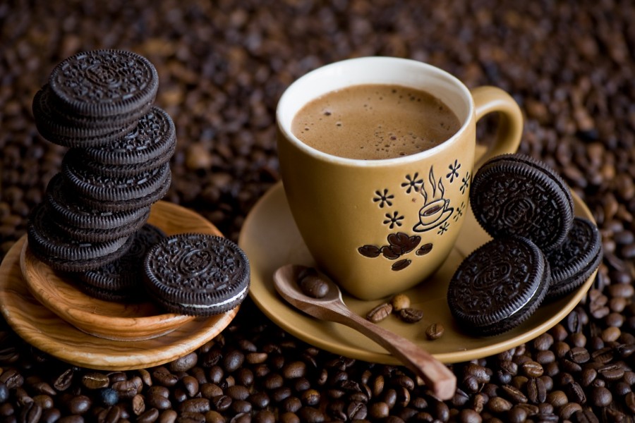 Café con galletas de chocolate