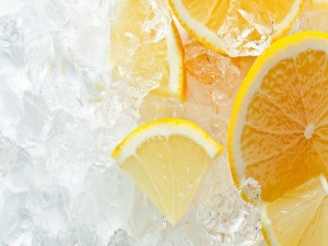 Rodajas de limón sobre cubos de hielo
