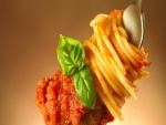 Espaguetis con salsa de tomate enrollados en un tenedor