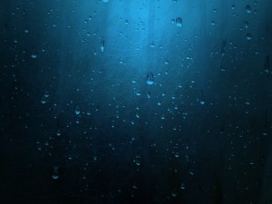 Gotas de agua en un fondo azulado