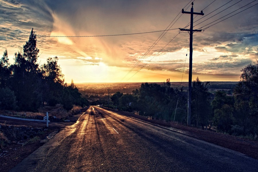 Carretera solitaria al amanecer