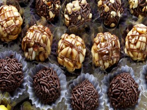 Variedad de trufas con chocolate y cacahuetes