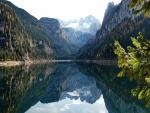 Hermosas montañas reflejadas en el lago