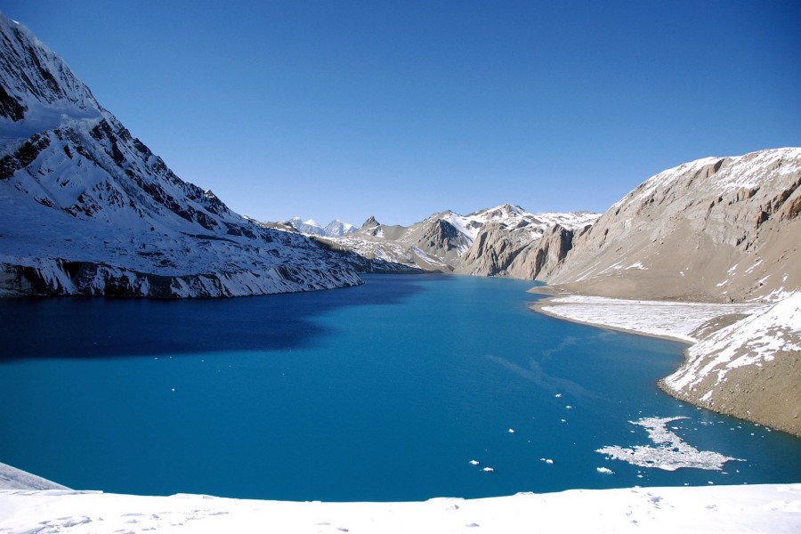 Nieve en torno a un bonito lago