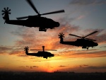 Helicópteros militares sobre una ciudad al amanecer