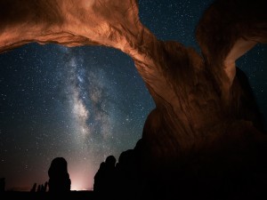 Hermosa vista de la Vía Láctea en un terreno rocoso