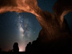 Hermosa vista de la Vía Láctea en un terreno rocoso