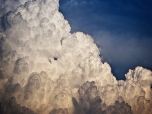 Espesas nubes en el cielo