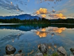 Pequeñas nubes reflejadas en el lago