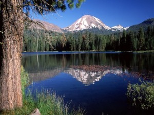 Montaña reflejada en un lago