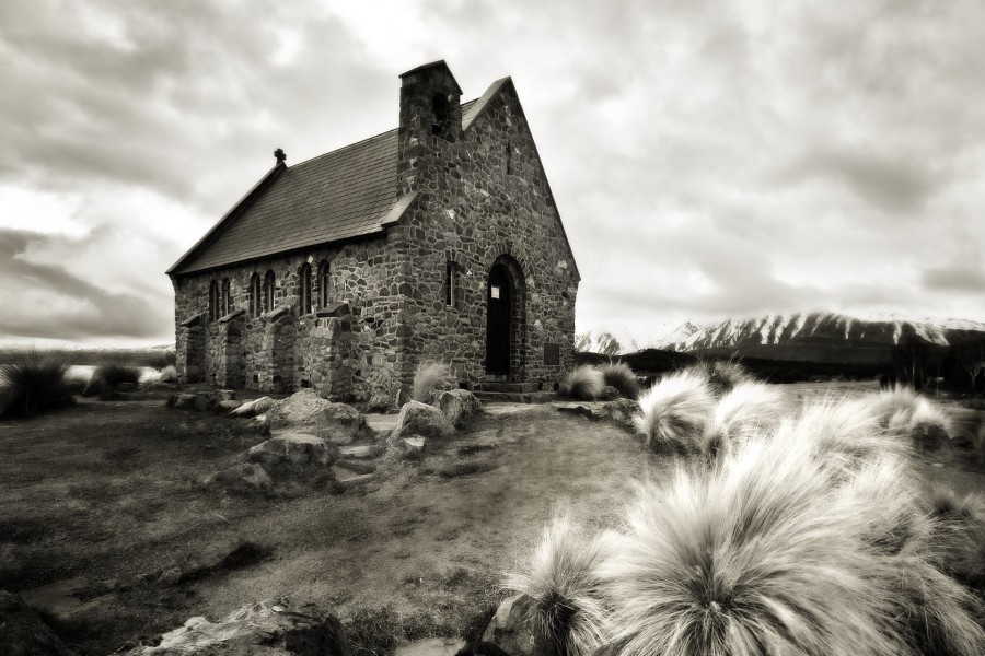 Iglesia de piedra en blanco y negro