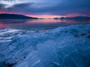 Amanecer sobre un lago congelado
