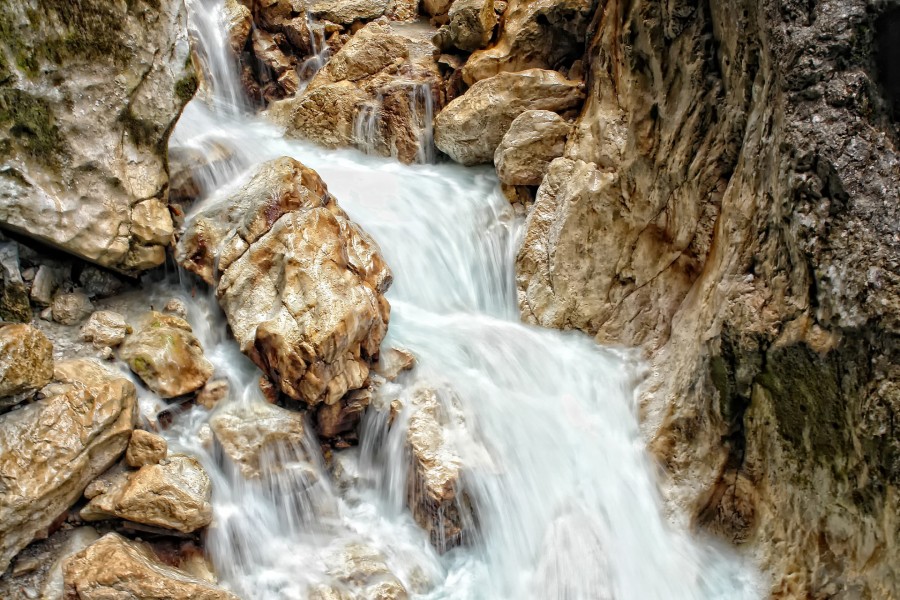 Agua fluyendo entre las rocas