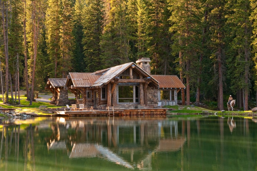 Bella casa frente a un lago