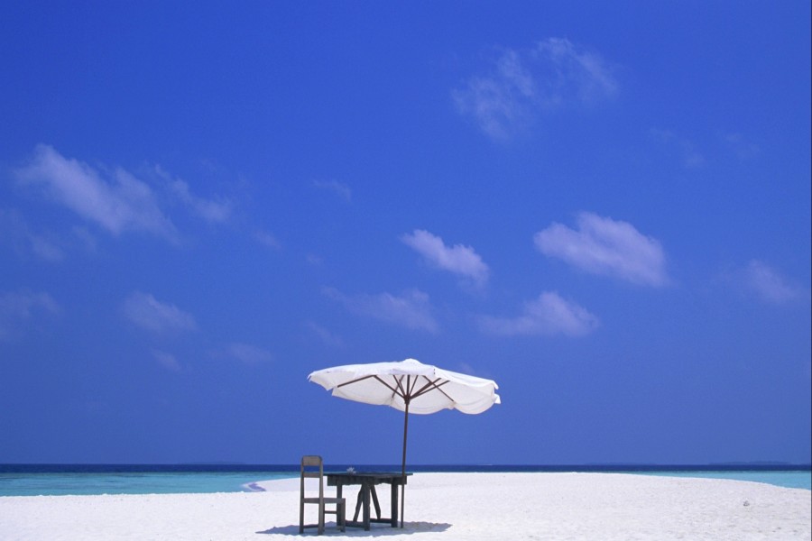 Mesa y silla en una playa