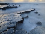 Rocas húmedas en la costa