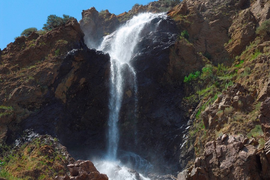 Agua cayendo por las rocas