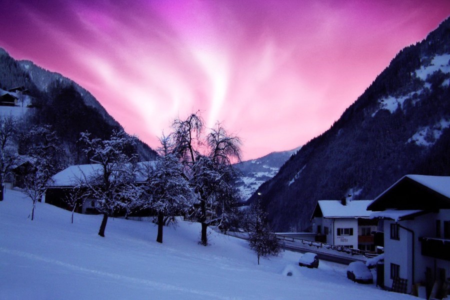 Bonito amanecer en un paraje cubierto de nieve