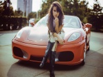 Chica sentada en un magnífico Ferrari