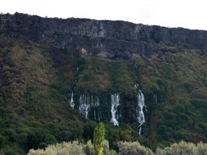 Agua cayendo por la montaña