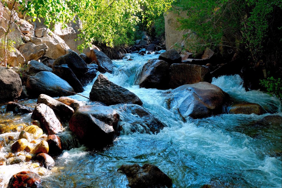 Río fluyendo entre grandes piedras