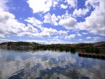 Nubes sobre un lago