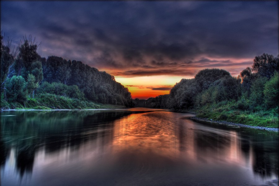 Primera luz del día reflejada en el cauce del río