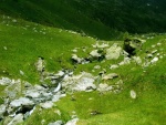 Piedras y agua en la ladera de una montaña