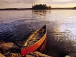 Canoa de madera en la orilla del lago