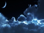 Nubes y luna en el cielo nocturno