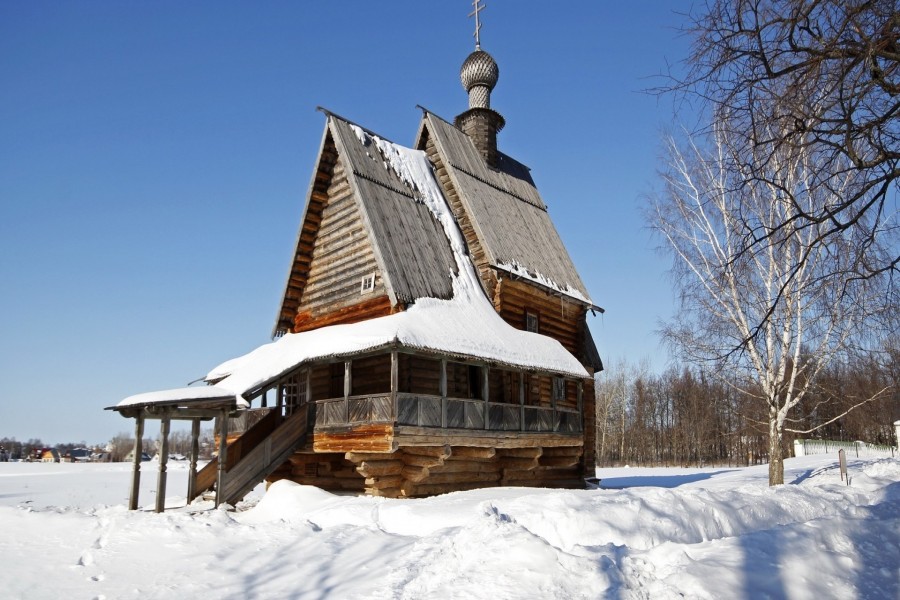 Pequeña iglesia de madera en la nieve