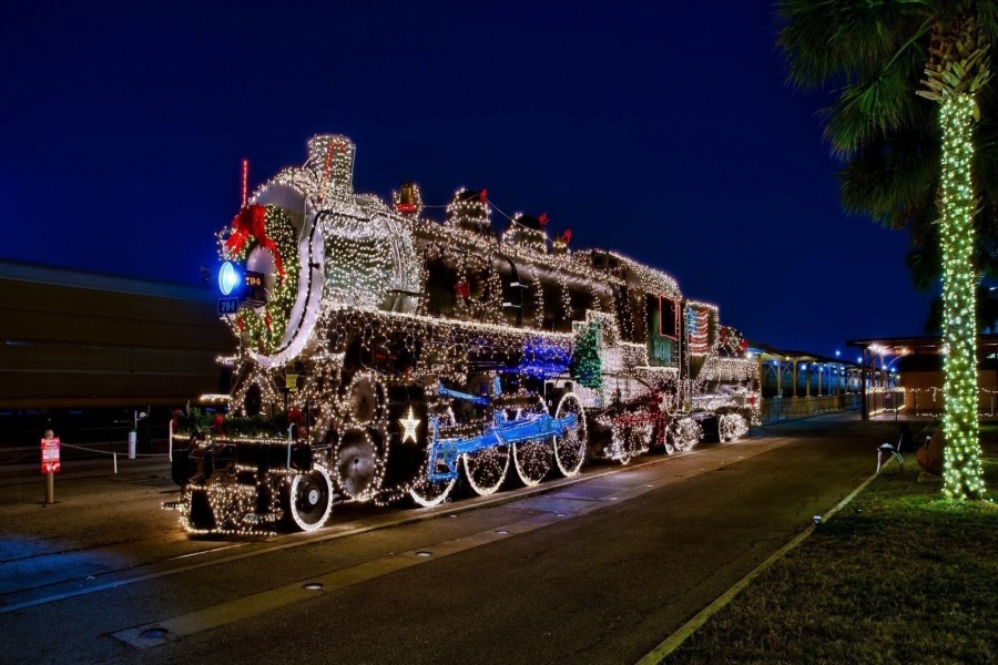 Locomotora con luces de Navidad