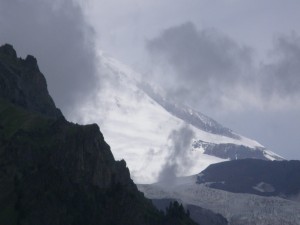 Nubes grises en la montaña