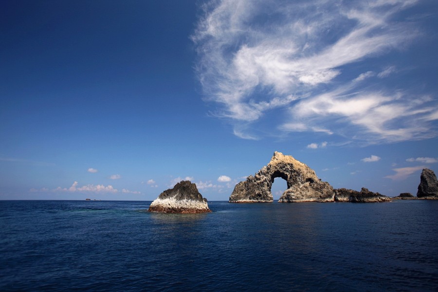Arco en una roca marina