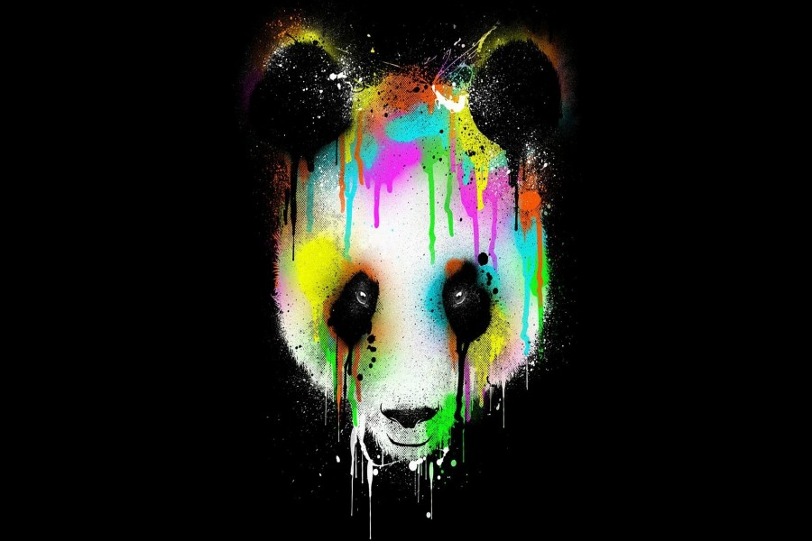Pintura de colores sobre la cara de un panda