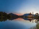 Reflexión de una mezquita en el lago