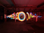 Círculos de colores en un garaje