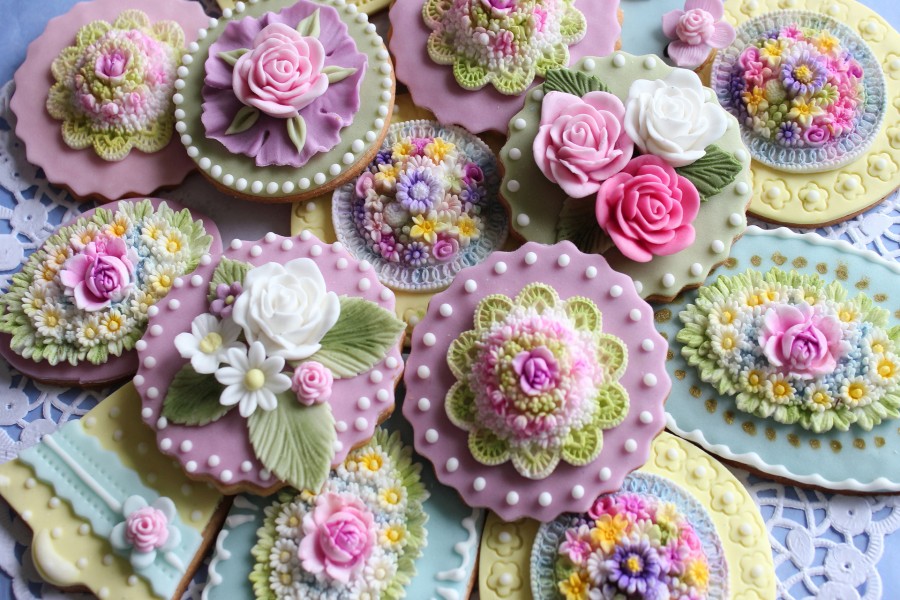 Deliciosas galletas glaseadas decoradas con flores