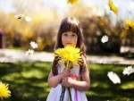 Hermosa niña sosteniendo una flor