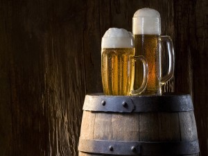Jarras de cerveza sobre un barril